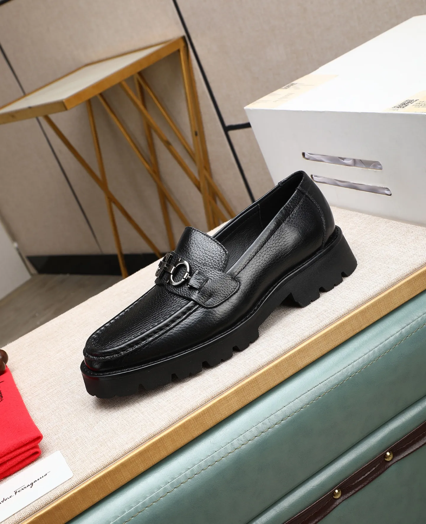 Men's shoes 💰500 📛📛(water-dyed cow lining) Salvatore Ferragamo high-end (Salvatore Ferragamo) is the top international luxury footwear brand. It comes from the fashion kingdom of Italy. It is famous all over the world for its traditional handmade design and novel styles...🚶🏻🚶🏻New suit shoes are available simultaneously at the counter. This model is purely handmade. The fabric is imported Italian calfskin➕soft water-dyed cowhide lining. Original authentic outsole🌀🌀Size: 38➖44.
